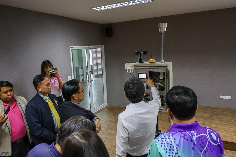 ม.นครพนม มอบสถานีตรวจวัดคุณภาพอากาศ PM2.5 แก่เทศบาลเมืองนครพนม