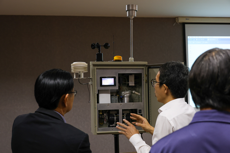 ม.นครพนม มอบสถานีตรวจวัดคุณภาพอากาศ PM2.5 แก่เทศบาลเมืองนครพนม