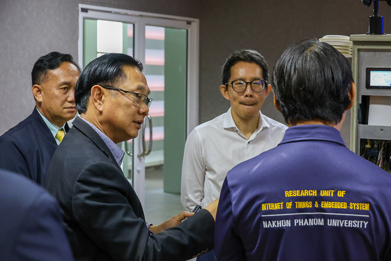 ม.นครพนม มอบสถานีตรวจวัดคุณภาพอากาศ PM2.5 แก่เทศบาลเมืองนครพนม