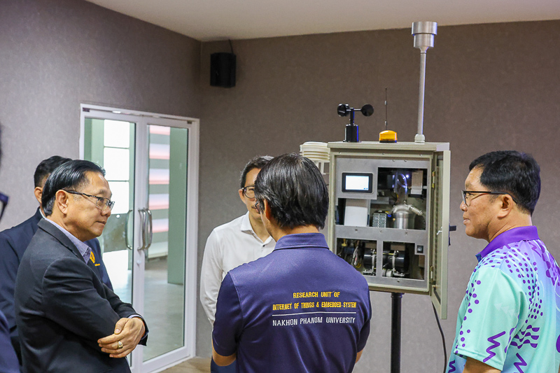 ม.นครพนม มอบสถานีตรวจวัดคุณภาพอากาศ PM2.5 แก่เทศบาลเมืองนครพนม