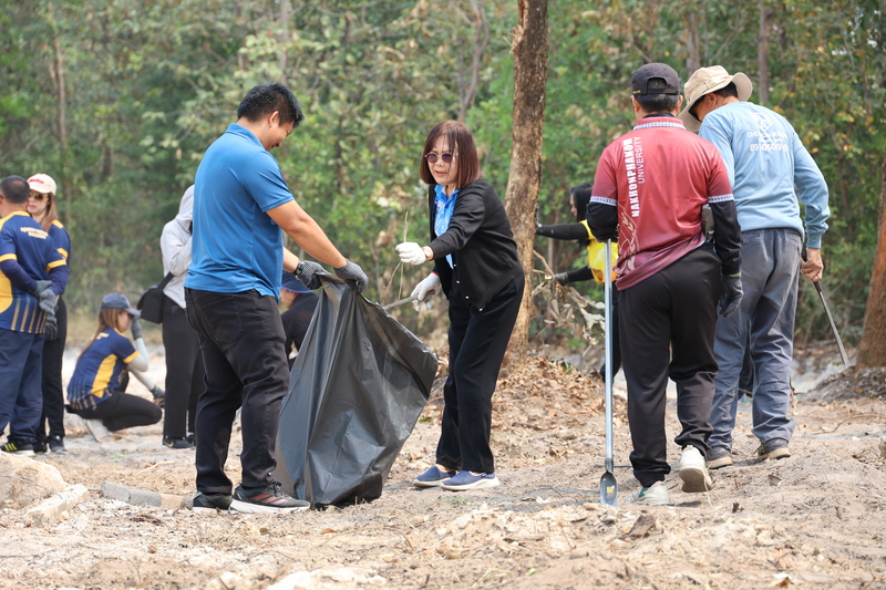 ม.นครพนม ร่วมกับชุมชนเนินสะอาดทำความสะอาดเตรียมงานพิธีพระราชทานปริญญาบัตร