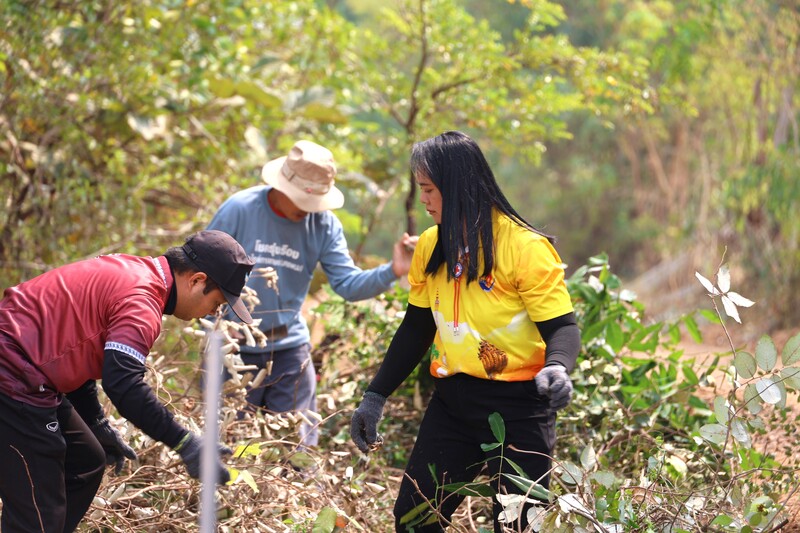 ม.นครพนม ร่วมกับชุมชนเนินสะอาดทำความสะอาดเตรียมงานพิธีพระราชทานปริญญาบัตร