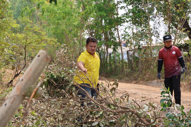 ม.นครพนม ร่วมกับชุมชนเนินสะอาดทำความสะอาดเตรียมงานพิธีพระราชทานปริญญาบัตร