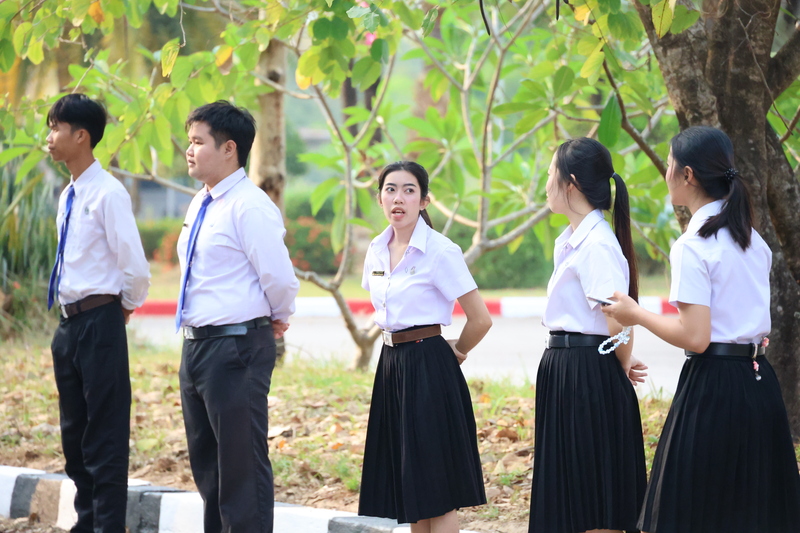 ม.นครพนม ซักซ้อมนักศึกษาต้นเสียงแสดงความยินดีกับบัณฑิตพิธีพระราชทานปริญญาบัตร