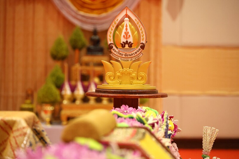 งดงามสมพระเกียรติ แท่นพระราชทานปริญญาบัตร ม.นครพนม ศิลปะเชื่อมโยงอดีต ปัจจุบัน และศรัทธาในดินแดนลุ่มน้ำโขง