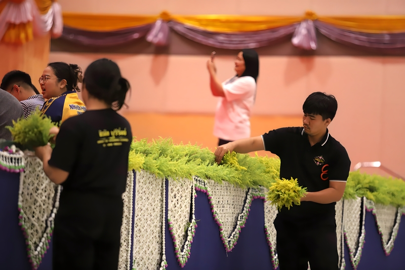 งดงามสมพระเกียรติ แท่นพระราชทานปริญญาบัตร ม.นครพนม ศิลปะเชื่อมโยงอดีต ปัจจุบัน และศรัทธาในดินแดนลุ่มน้ำโขง
