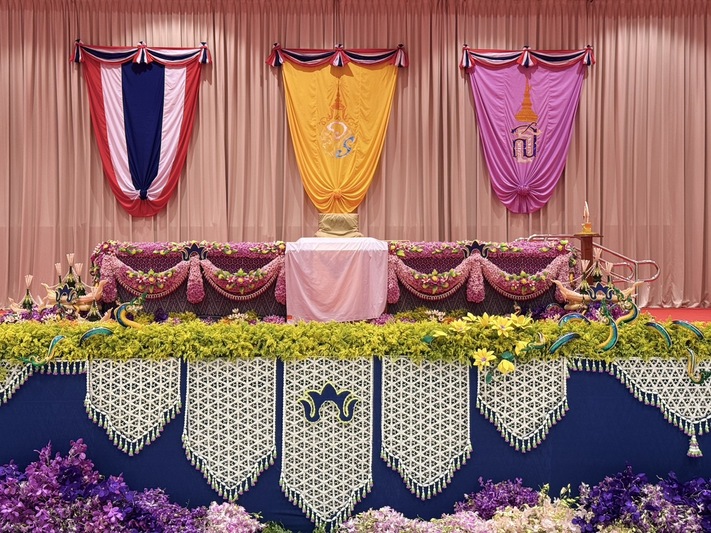 งดงามสมพระเกียรติ แท่นพระราชทานปริญญาบัตร ม.นครพนม ศิลปะเชื่อมโยงอดีต ปัจจุบัน และศรัทธาในดินแดนลุ่มน้ำโขง