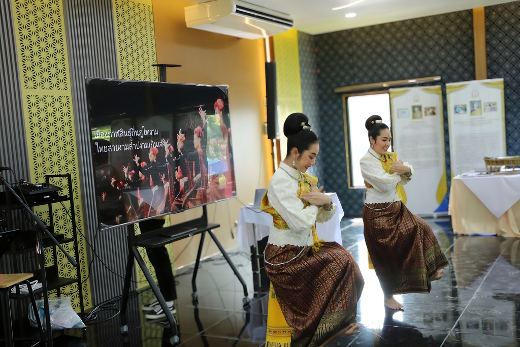 มหาวิทยาลัยนครพนม เชิดชูเกียรติแด่ผู้รับพระราชทานปริญญากิตติมศักดิ์ และรางวัลเข็มเชิดชูเกียรติพระธาตุพนม ประจำปีการศึกษา 2566