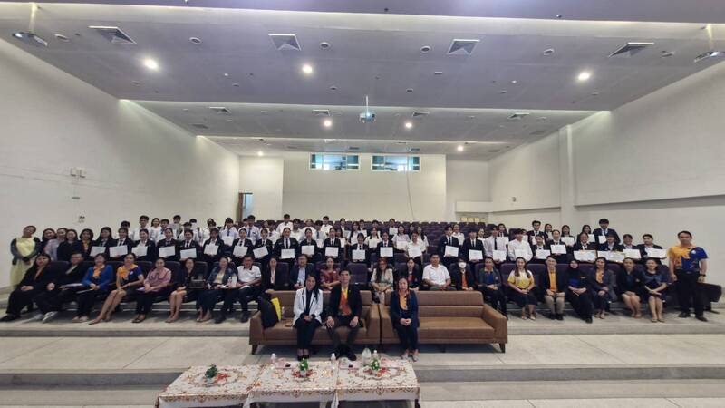 ม.นครพนม จัดพิธีมอบสัมฤทธิบัตรและปัจฉิมนิเทศนักศึกษา มหาวิทยาลัยนครพนม ประจำปีการศึกษา 2567