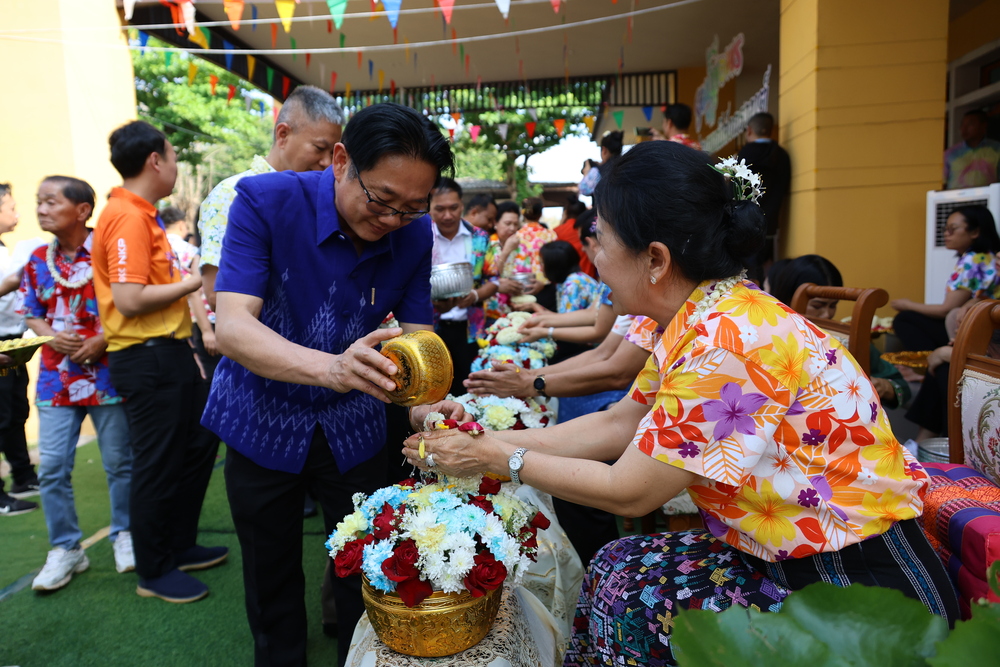 ม.นครพนม ร่วมรดน้ำขอพรผู้ว่าฯ สืบสานประเพณีสงกรานต์อย่างอบอุ่น