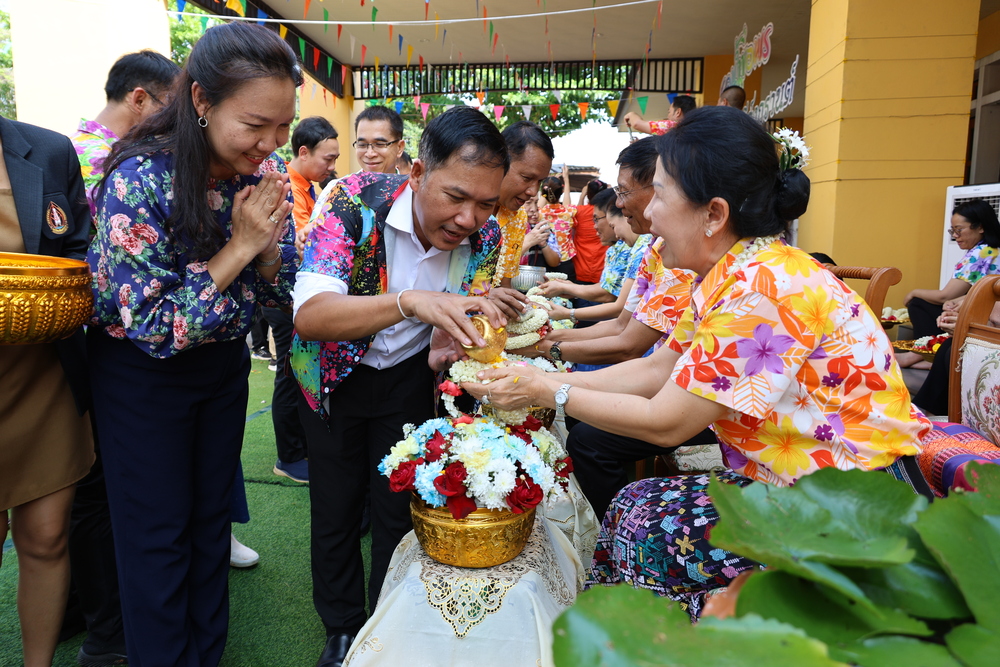 ม.นครพนม ร่วมรดน้ำขอพรผู้ว่าฯ สืบสานประเพณีสงกรานต์อย่างอบอุ่น