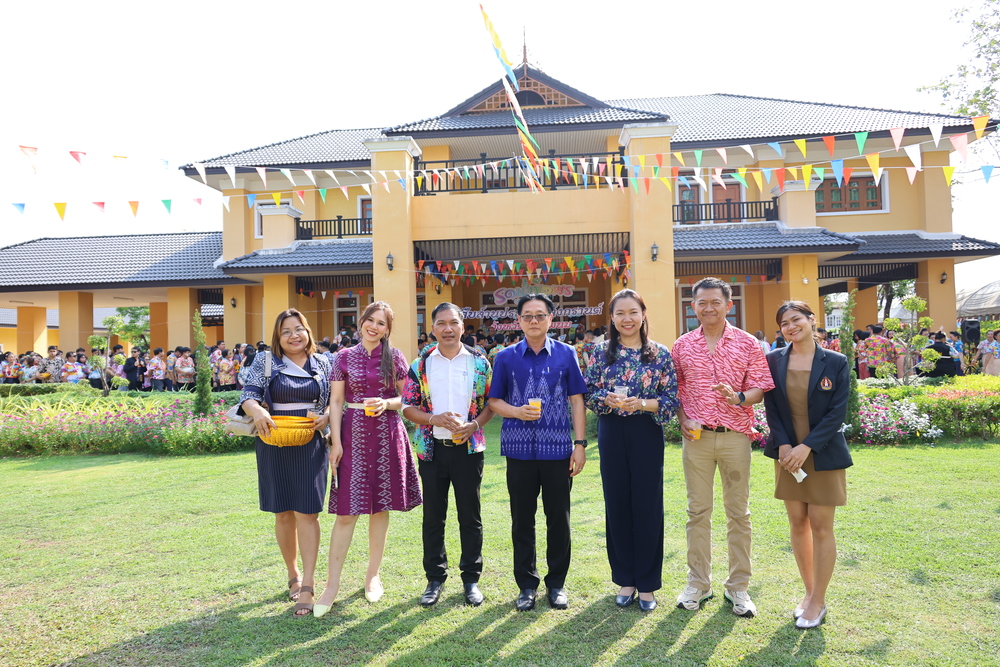 ม.นครพนม ร่วมรดน้ำขอพรผู้ว่าฯ สืบสานประเพณีสงกรานต์อย่างอบอุ่น