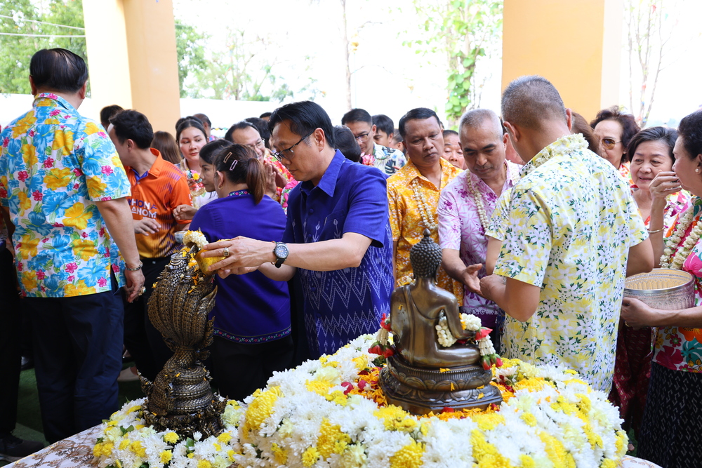 ม.นครพนม ร่วมรดน้ำขอพรผู้ว่าฯ สืบสานประเพณีสงกรานต์อย่างอบอุ่น