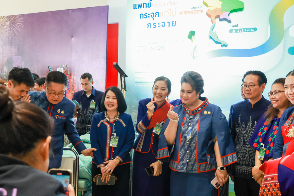 ม.นครพนม ร่วมต้อนรับนายกรัฐมนตรี ในโอกาสประชุม ครม.สัญจร ณ จังหวัดนครพนม พร้อมเสนอแผนจัดตั้งคณะแพทยศาสตร์