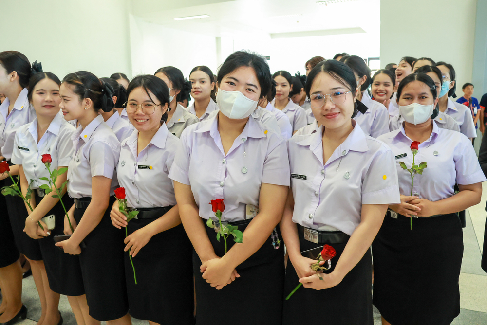 ม.นครพนม ร่วมต้อนรับนายกรัฐมนตรี ในโอกาสประชุม ครม.สัญจร ณ จังหวัดนครพนม พร้อมเสนอแผนจัดตั้งคณะแพทยศาสตร์