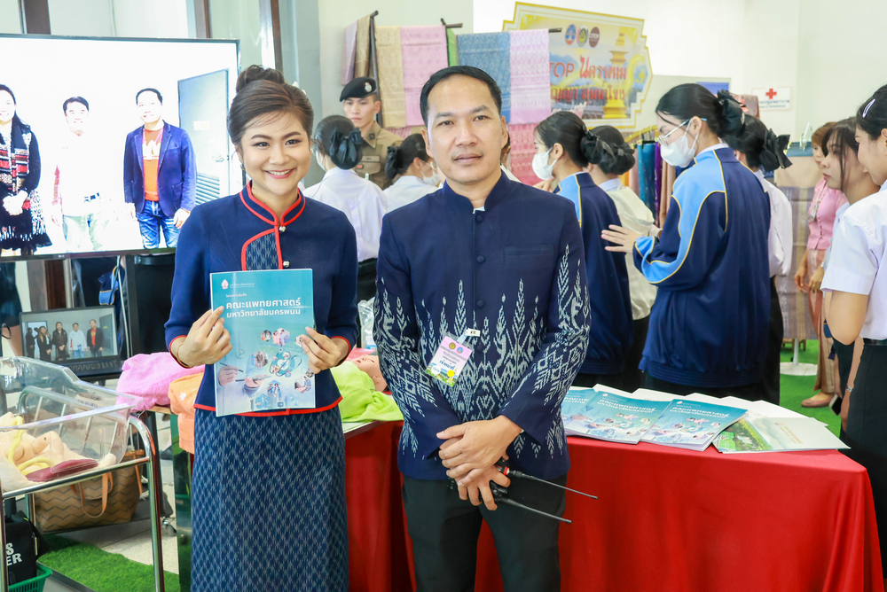 ม.นครพนม ร่วมต้อนรับนายกรัฐมนตรี ในโอกาสประชุม ครม.สัญจร ณ จังหวัดนครพนม พร้อมเสนอแผนจัดตั้งคณะแพทยศาสตร์