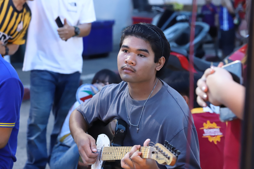 นักศึกษา ม.นครพนม เปิดหมวกร้องเพลงส่งต่อกำลังใจและงบประมาณ ช่วยเหลือโรงเรียนโดมประดิษฐ์วิทยา จ.อุบลราชธานี