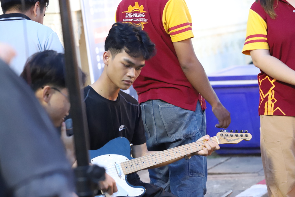 นักศึกษา ม.นครพนม เปิดหมวกร้องเพลงส่งต่อกำลังใจและงบประมาณ ช่วยเหลือโรงเรียนโดมประดิษฐ์วิทยา จ.อุบลราชธานี