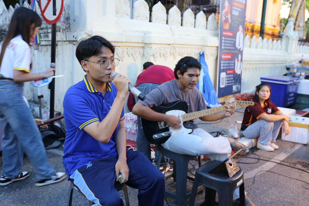 นักศึกษา ม.นครพนม เปิดหมวกร้องเพลงส่งต่อกำลังใจและงบประมาณ ช่วยเหลือโรงเรียนโดมประดิษฐ์วิทยา จ.อุบลราชธานี