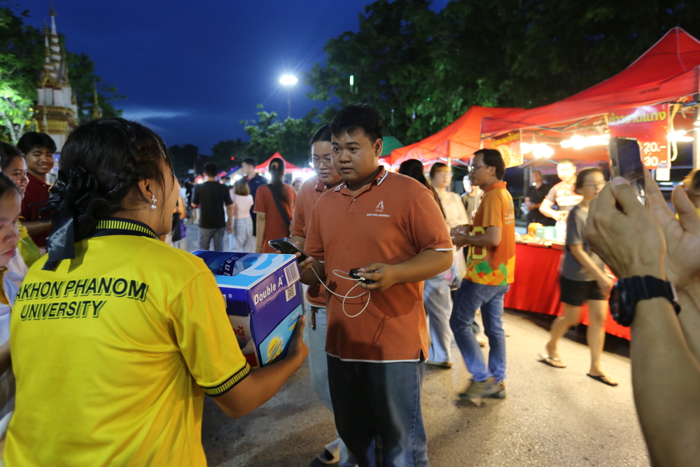 นักศึกษา ม.นครพนม เปิดหมวกร้องเพลงส่งต่อกำลังใจและงบประมาณ ช่วยเหลือโรงเรียนโดมประดิษฐ์วิทยา จ.อุบลราชธานี