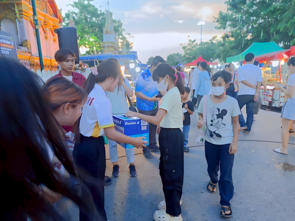 นักศึกษา ม.นครพนม เปิดหมวกร้องเพลงส่งต่อกำลังใจและงบประมาณ ช่วยเหลือโรงเรียนโดมประดิษฐ์วิทยา จ.อุบลราชธานี