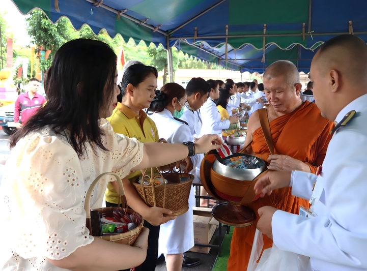 ม.นครพนม ร่วมพิธีทำบุญตักบาตรมหามงคล เฉลิมพระเกียรติพระบาทสมเด็จพระเจ้าอยู่หัว เนื่องในวันเฉลิมพระชนมพรรษา 28 กรกฎาคม 2568