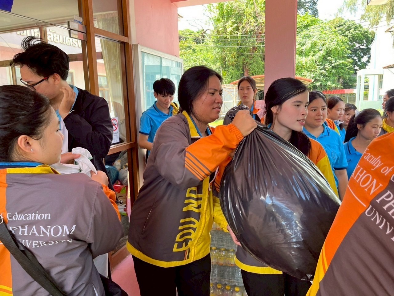 มหาวิทยาลัยนครพนมส่งกำลังใจให้เหล่าทหารที่อยู่แนวหน้าชายแดนไทย-กัมพูชา