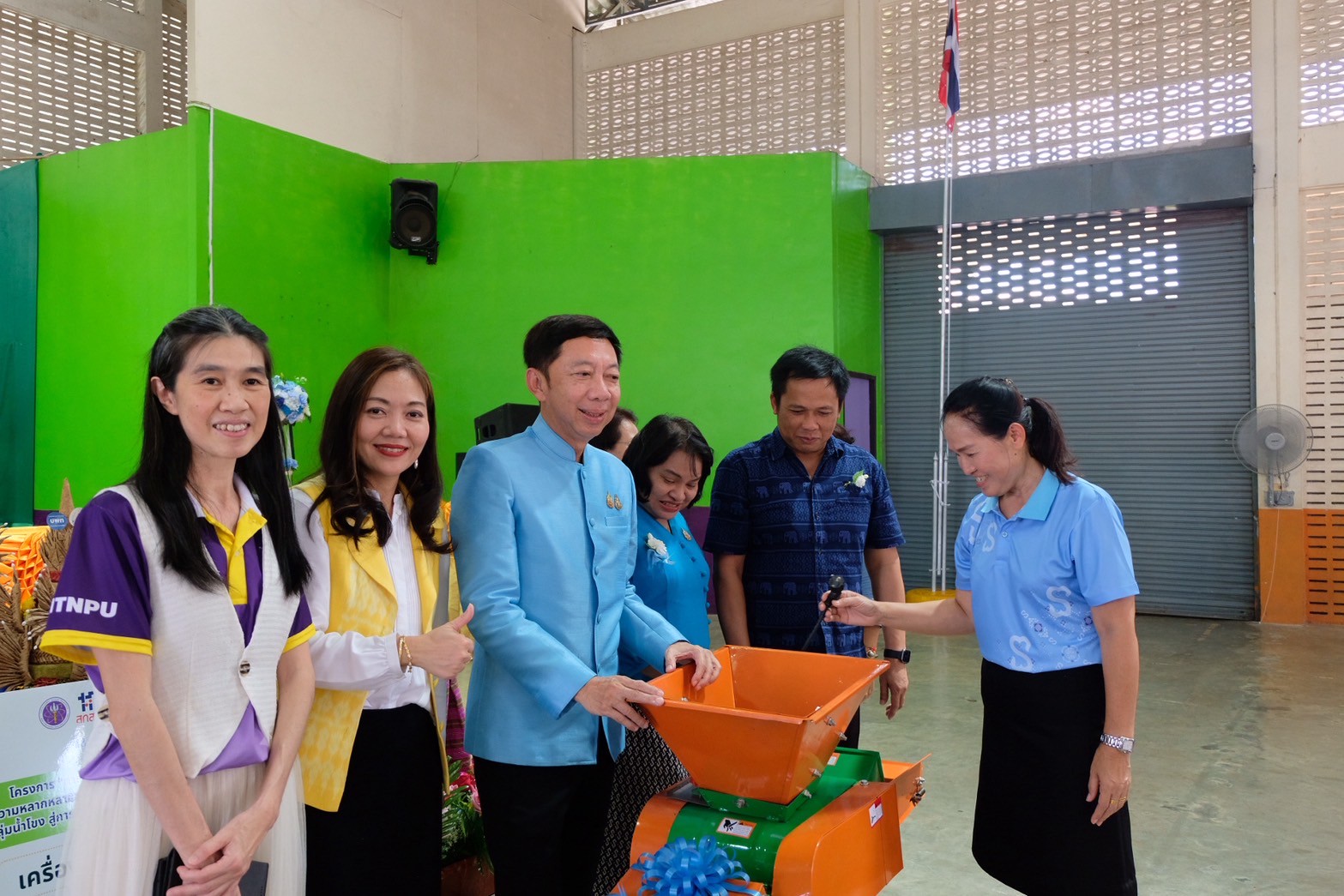 นักวิจัย ม.นครพนม ส่งมอบเครื่องย่อยวัสดุเหลือใช้เพื่อผลิตกระดาษใยกล้วย แก่โรงเรียนเทศบาล 1 (หนองแสง)