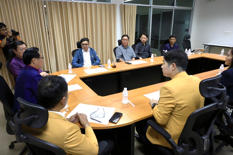 ม.นครพนม ร่วมกับ ทม.นครพนม ประชุมหารือกิจกรรมเรือไฟโชว์ ในมหกรรมเทศกาลไหลเรือไฟโลก 2568