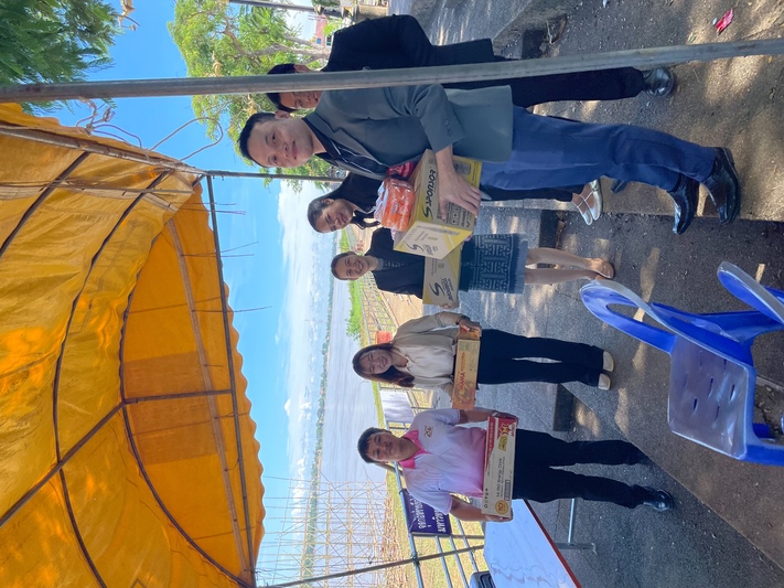 นักศึกษา ป.โท คณะครุศาสตร์ สนับสนุนอาหารแห้งพร้อมเครื่องดื่มแก่ทีมงานสร้างเรือไฟ มหาวิทยาลัยนครพนม