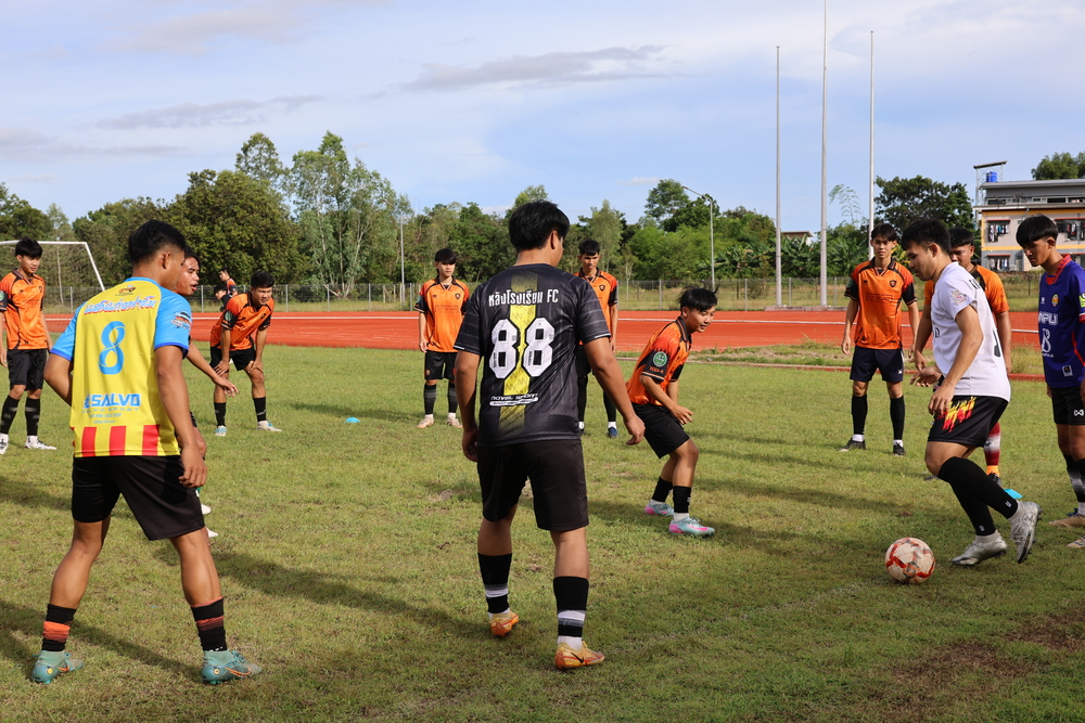 อธิการบดีมหาวิทยาลัยนครพนมให้กำลังใจนักฟุตบอล ก่อนร่วมศึกกีฬามหาวิทยาลัยแห่งประเทศไทย ครั้งที่ 51