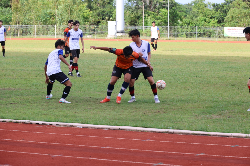 อธิการบดีมหาวิทยาลัยนครพนมให้กำลังใจนักฟุตบอล ก่อนร่วมศึกกีฬามหาวิทยาลัยแห่งประเทศไทย ครั้งที่ 51