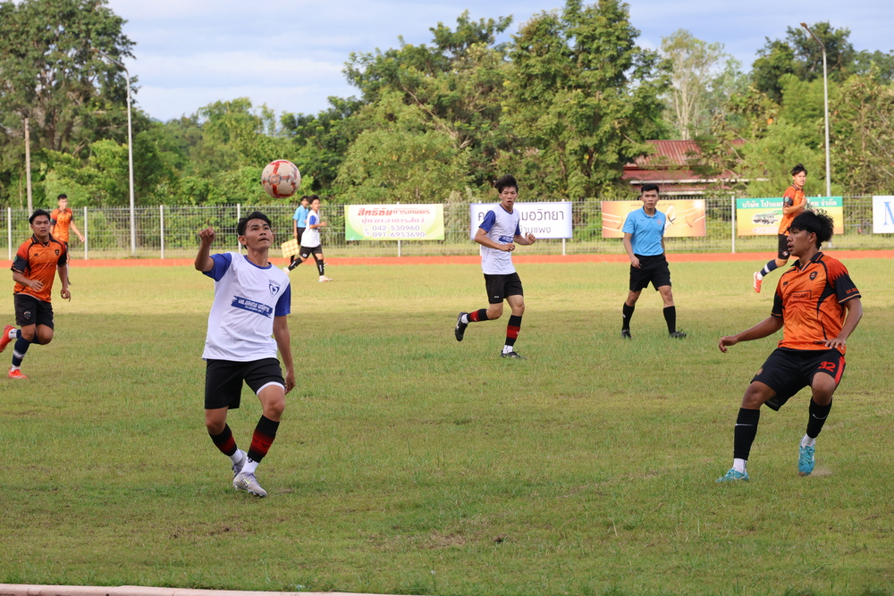 อธิการบดีมหาวิทยาลัยนครพนมให้กำลังใจนักฟุตบอล ก่อนร่วมศึกกีฬามหาวิทยาลัยแห่งประเทศไทย ครั้งที่ 51