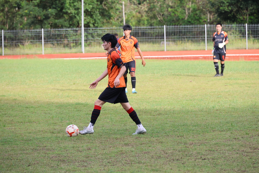 อธิการบดีมหาวิทยาลัยนครพนมให้กำลังใจนักฟุตบอล ก่อนร่วมศึกกีฬามหาวิทยาลัยแห่งประเทศไทย ครั้งที่ 51