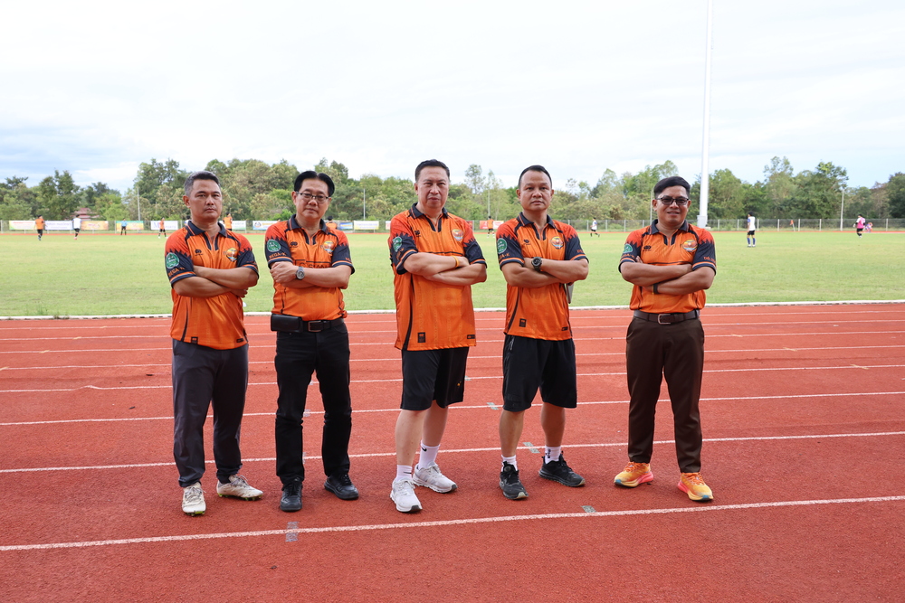 อธิการบดีมหาวิทยาลัยนครพนมให้กำลังใจนักฟุตบอล ก่อนร่วมศึกกีฬามหาวิทยาลัยแห่งประเทศไทย ครั้งที่ 51