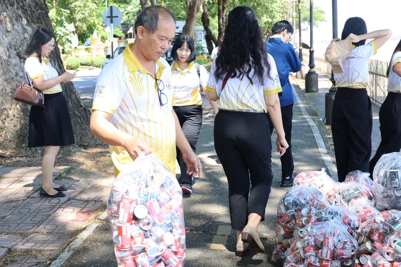 คณะศิลปศาสตร์และวิทยาศาสตร์ มอบกระป๋องเครื่องดื่ม 6,553 ใบ สนับสนุนการสร้างเรือไฟ ประจำปี 2568