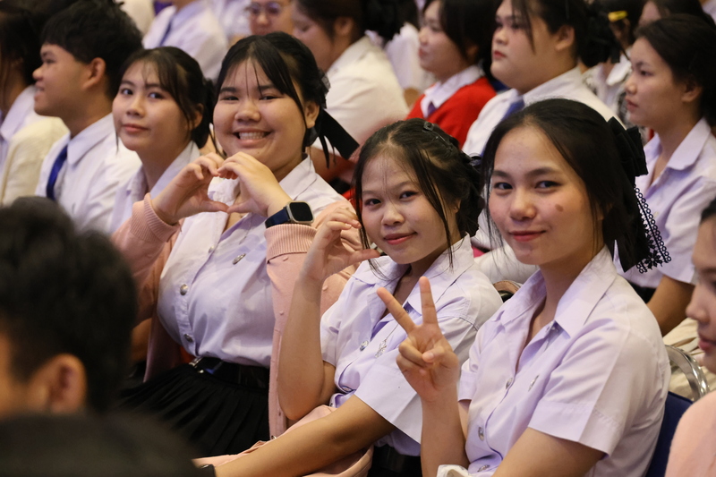 ม.นครพนม ต้อนรับแม่ทัพภาคที่ 2 บรรยายพิเศษ ปลูกจิตสำนึกรักษ์ชาติบ้านเมืองแก่เยาวชนรุ่นใหม่