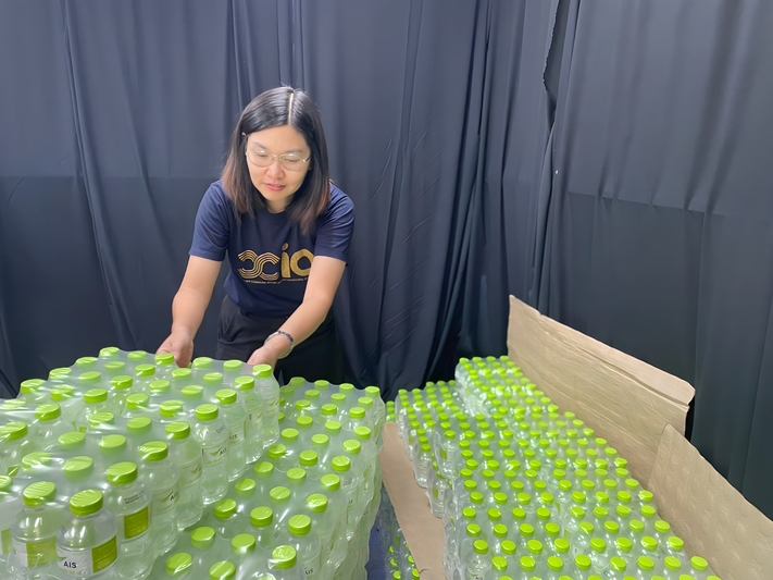 รับมอบน้ำดื่ม จาก AIS สนับสนุนกิจกรรมไหลเรือไฟ มหาวิทยาลัยนครพนม