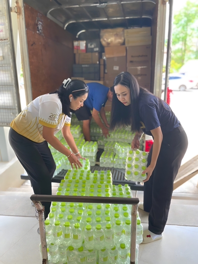 รับมอบน้ำดื่ม จาก AIS สนับสนุนกิจกรรมไหลเรือไฟ มหาวิทยาลัยนครพนม