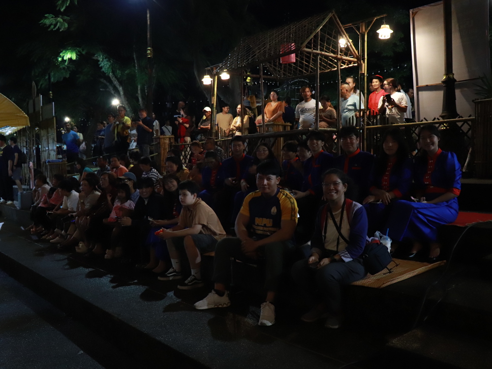 มหาวิทยาลัยนครพนมจัดแสดง “เรือไฟโชว์” ลำแรก เปิดม่านงานมหกรรมไหลเรือไฟโลก ประจำปี 2568