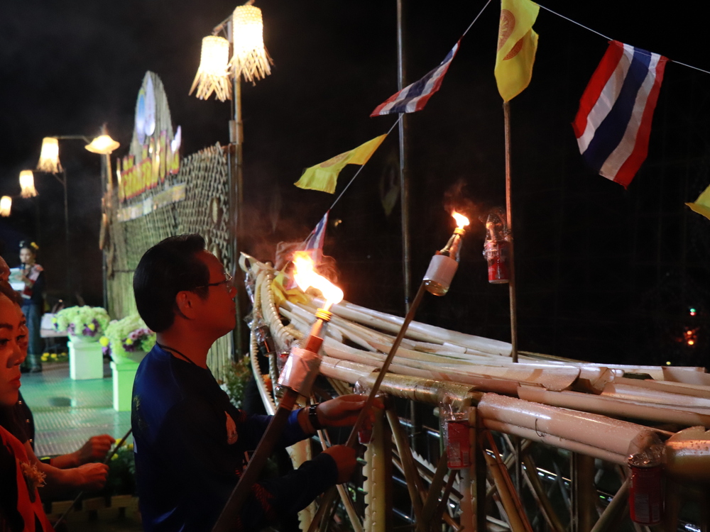 มหาวิทยาลัยนครพนมจัดแสดง “เรือไฟโชว์” ลำแรก เปิดม่านงานมหกรรมไหลเรือไฟโลก ประจำปี 2568