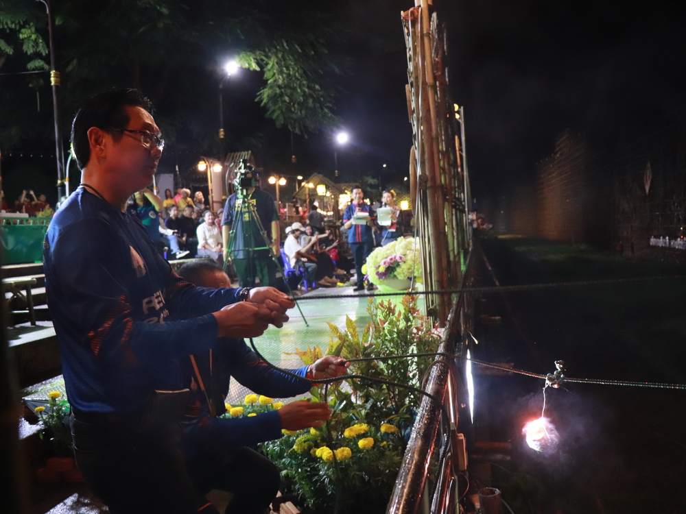 มหาวิทยาลัยนครพนมจัดแสดง “เรือไฟโชว์” ลำแรก เปิดม่านงานมหกรรมไหลเรือไฟโลก ประจำปี 2568