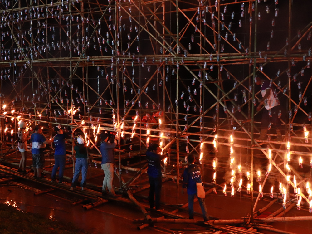 มหาวิทยาลัยนครพนมจัดแสดง “เรือไฟโชว์” ลำแรก เปิดม่านงานมหกรรมไหลเรือไฟโลก ประจำปี 2568