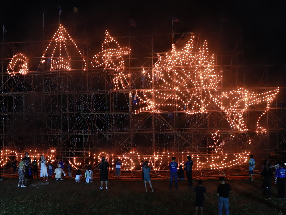 มหาวิทยาลัยนครพนมจัดแสดง “เรือไฟโชว์” ลำแรก เปิดม่านงานมหกรรมไหลเรือไฟโลก ประจำปี 2568