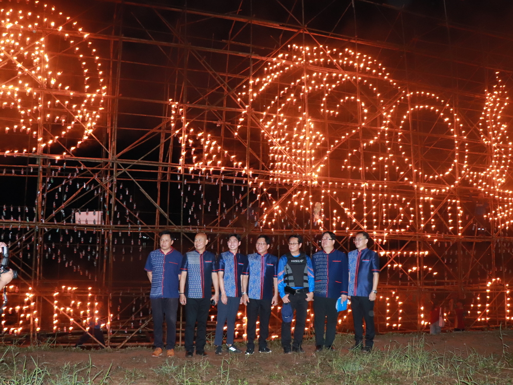 มหาวิทยาลัยนครพนมจัดแสดง “เรือไฟโชว์” ลำแรก เปิดม่านงานมหกรรมไหลเรือไฟโลก ประจำปี 2568