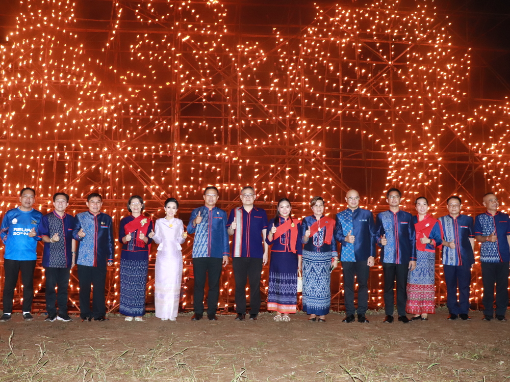 มหาวิทยาลัยนครพนมจัดแสดง “เรือไฟโชว์” ลำแรก เปิดม่านงานมหกรรมไหลเรือไฟโลก ประจำปี 2568