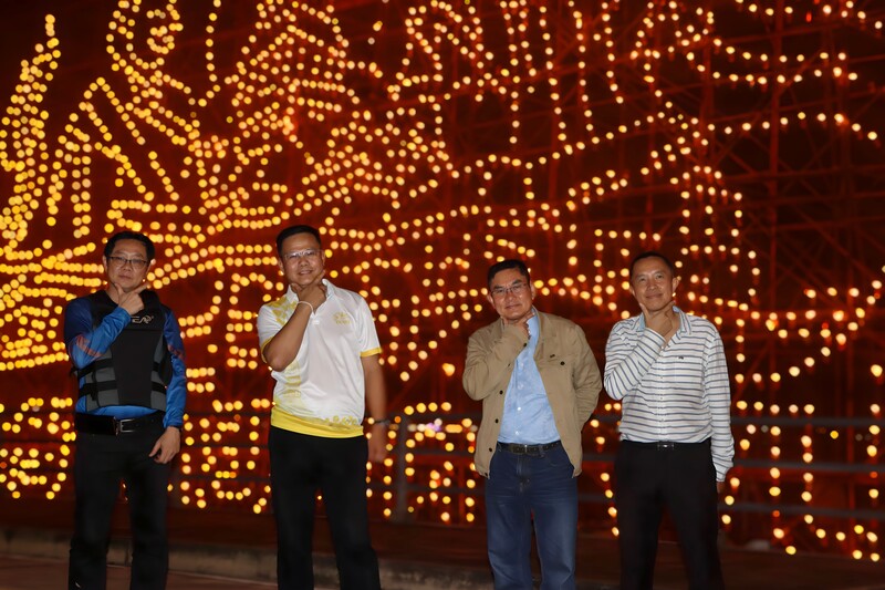 ม.นครพนม ไหลเรือไฟโชว์ชดเชยหลังฝนตกหนัก