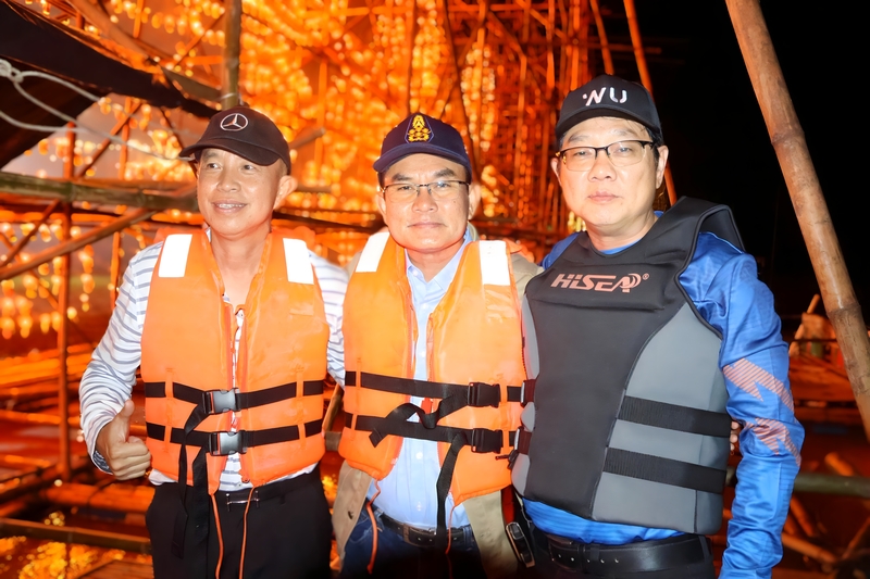 ม.นครพนม ไหลเรือไฟโชว์ชดเชยหลังฝนตกหนัก