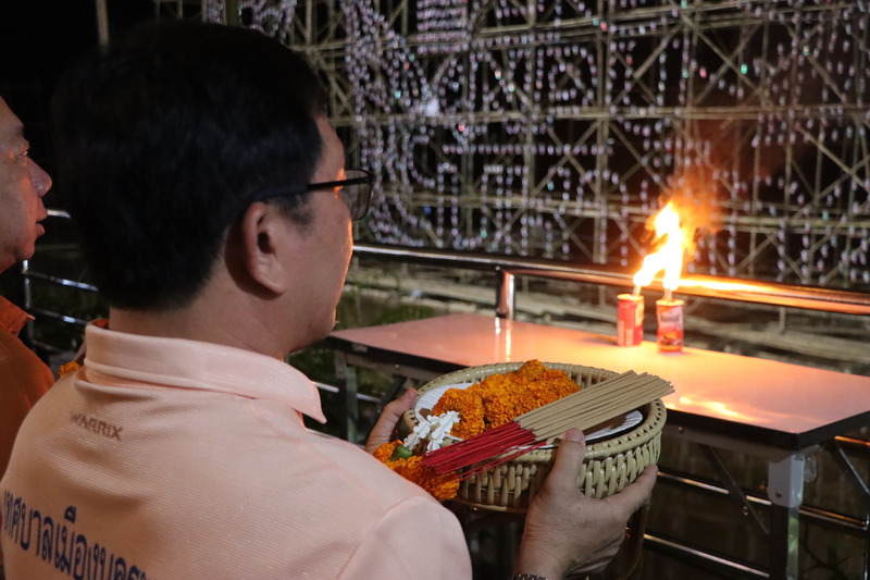 ม.นครพนม จัดไหลเรือไฟโชว์วันที่สาม ร่วมกับ เทศบาลเมืองนครพนม