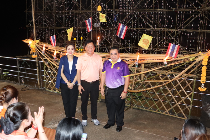 ม.นครพนม จัดไหลเรือไฟโชว์วันที่สาม ร่วมกับ เทศบาลเมืองนครพนม